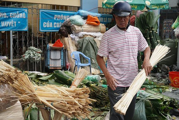 120.000 đồng một bó lá dong bán vỉa hè Sài Gòn